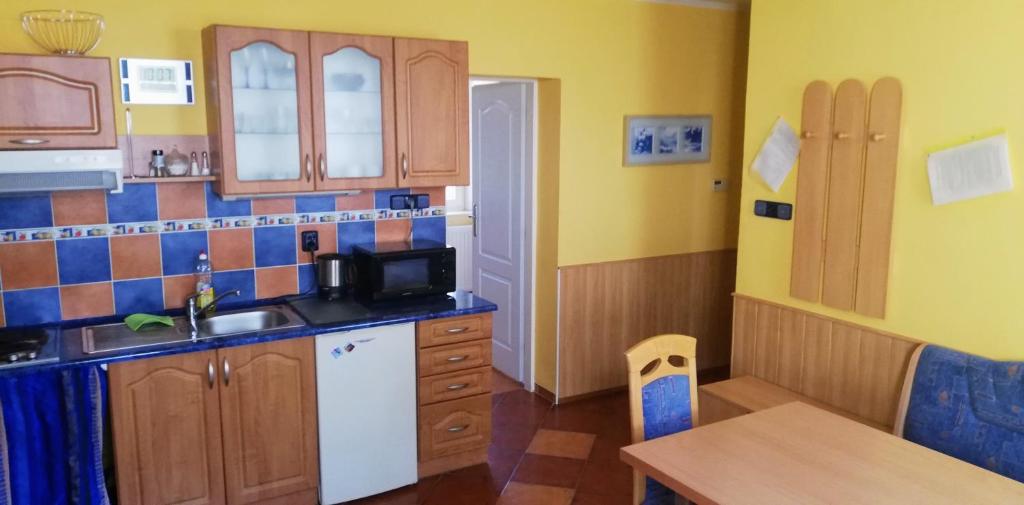 uma pequena cozinha com um lavatório e um micro-ondas em penzion U Soudu em Liberec