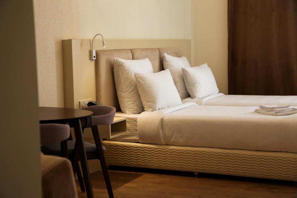 Postel nebo postele na pokoji v ubytování KUMA Hotel Gyumri