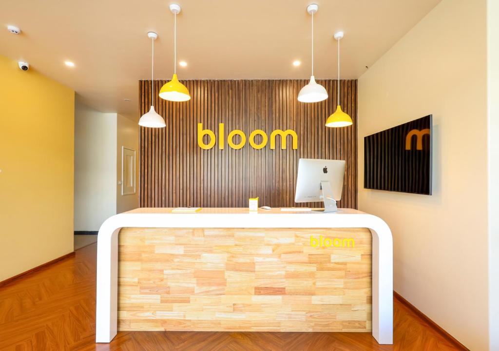 TV a/nebo společenská místnost v ubytování Bloom Hotel - Golf Course Road, Sector 43
