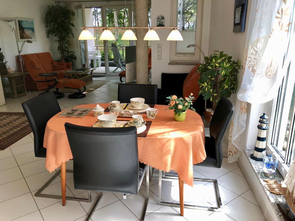 ein Esszimmer mit einem Tisch und Stühlen in der Unterkunft Villa Marfa - FeWo 03 in Bansin