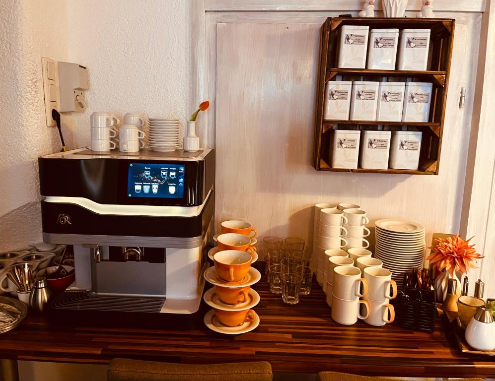 Příslušenství pro přípravu čaje a kávy v ubytování Gasthof Hotel Bräustübl