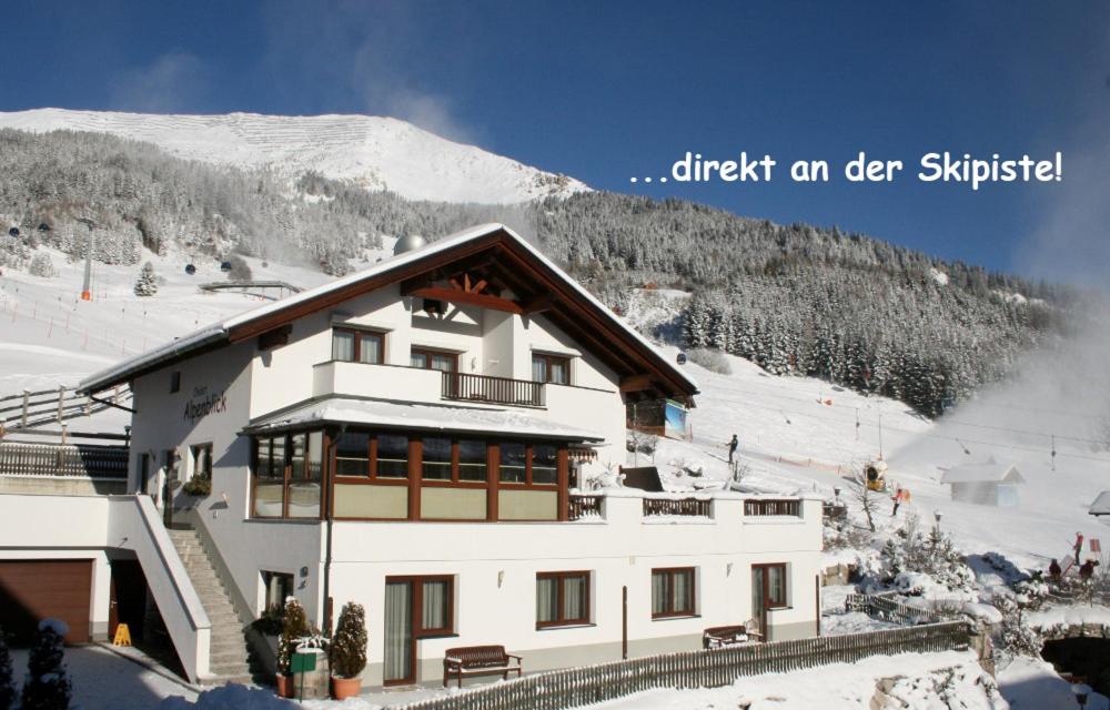 菲斯的住宿－Chalet Alpenblick，一座白雪覆盖的山顶上的建筑