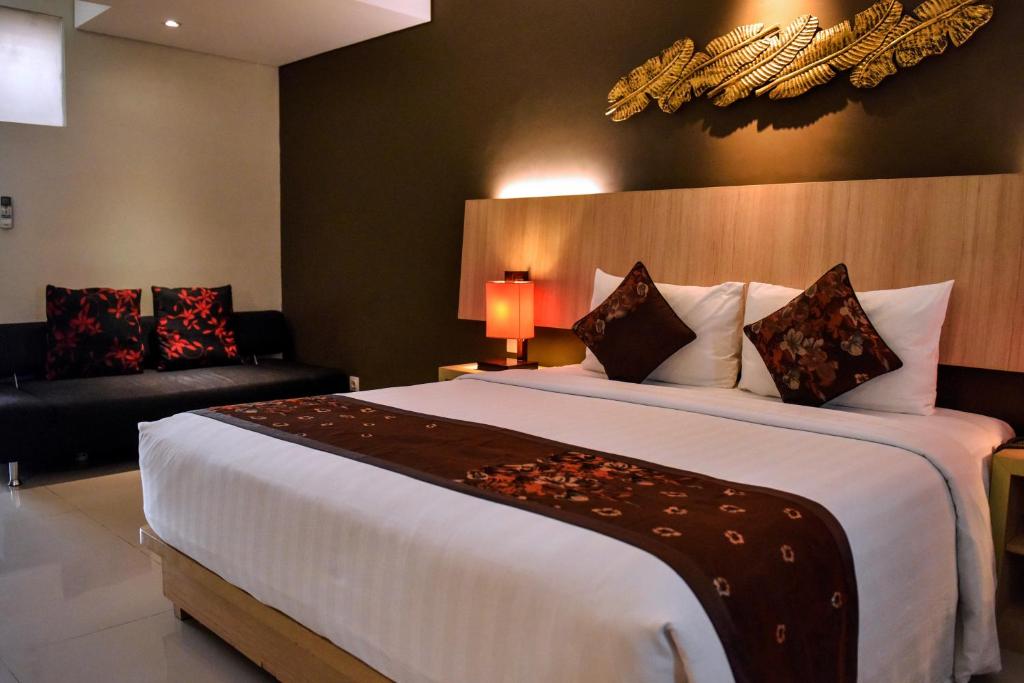 Postel nebo postele na pokoji v ubytování The Kana Kuta Hotel