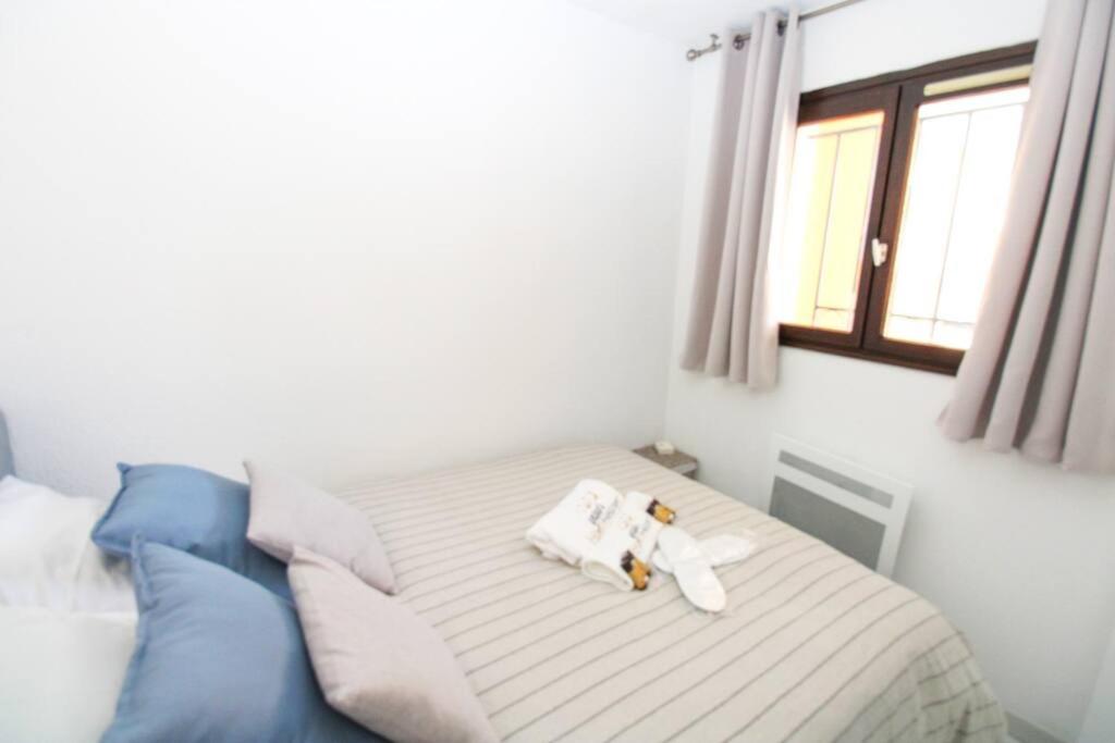 Łóżko lub łóżka w pokoju w obiekcie Azur 423 YourHostHelper