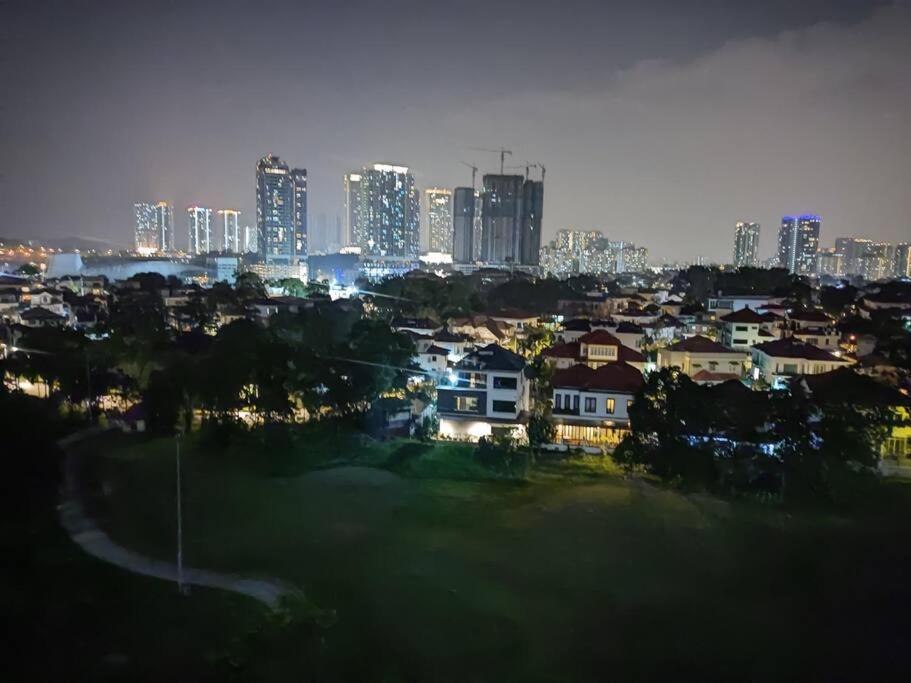 una città di notte con alti edifici sullo sfondo di Stay Next to Stadium Axiata Arena Bukit Jalil a Kuala Lumpur