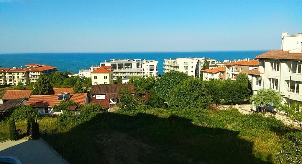 vistas a una ciudad con edificios y al océano en Прекрасный апартамент с видом на море и бассейном, en Byala