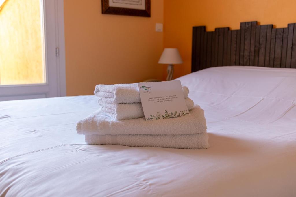 Postel nebo postele na pokoji v ubytování Hôtel Les Calanques