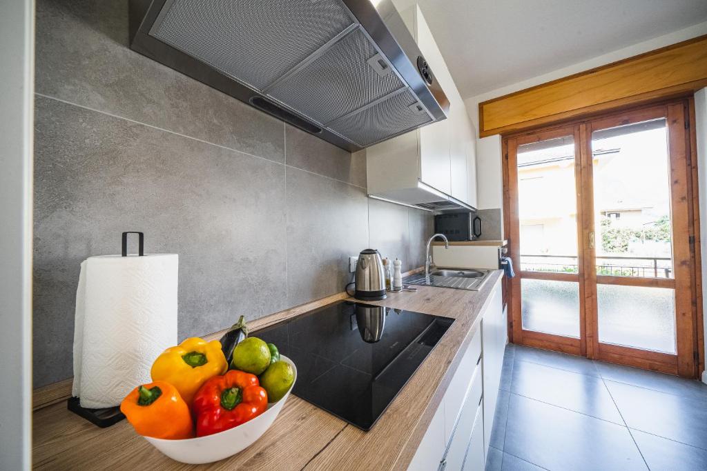 uma taça de fruta num balcão na cozinha em Outdooredo Garda Apartment em Riva del Garda