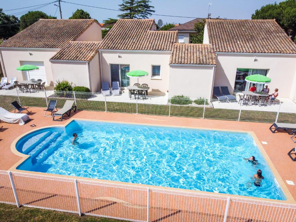 una piscina frente a una casa en Résidence les Trémières, en Bourcefranc