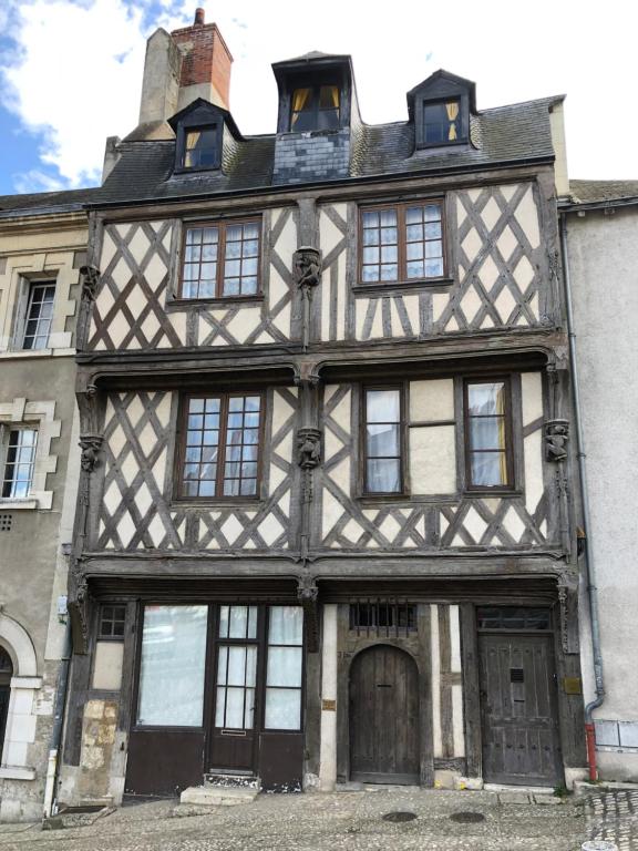 una vecchia casa nella città di Geneva di Maison des Acrobates a Blois
