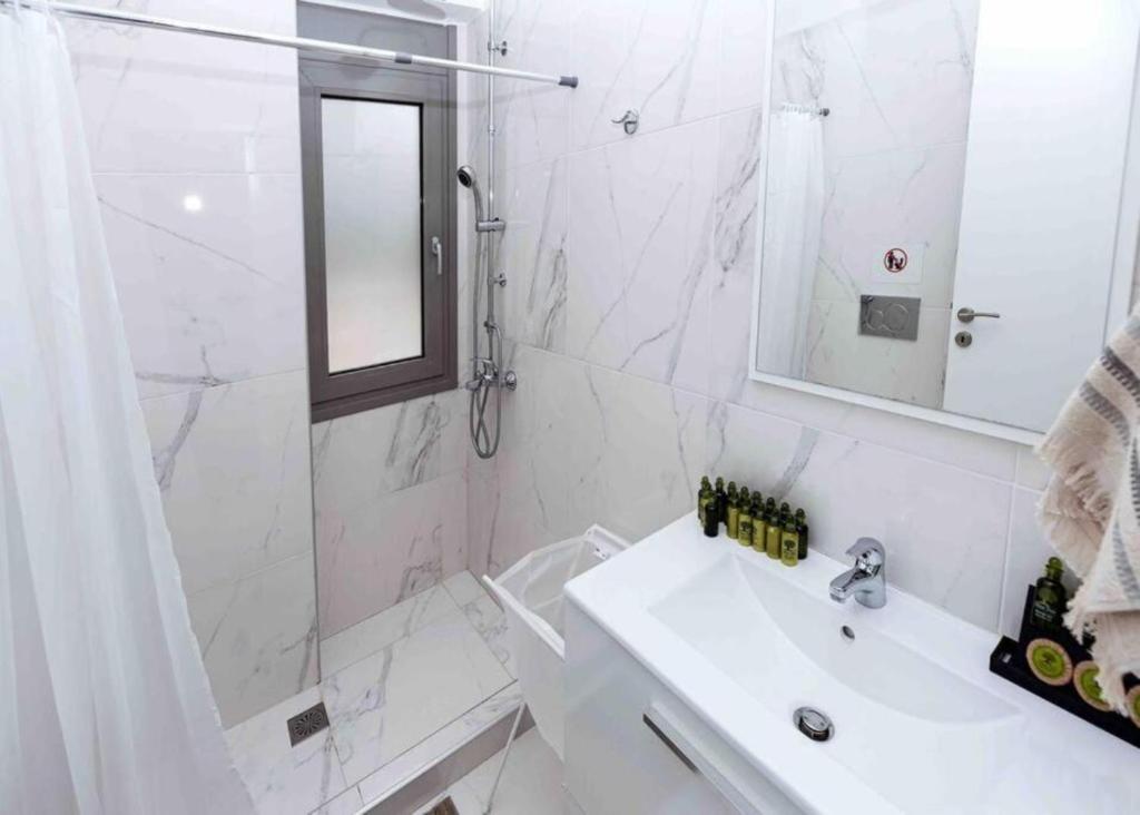 Fotografie z fotogalerie ubytování Design Apartment with swimming pool near the beach (A1) v Aténách