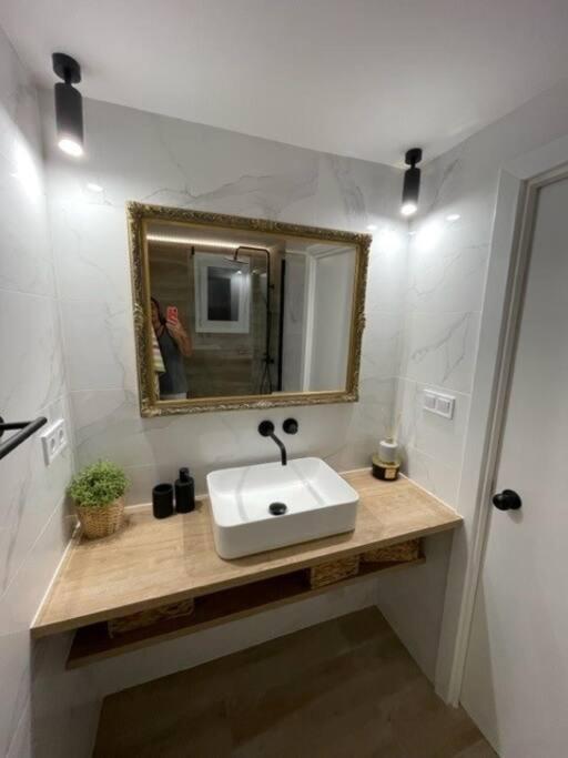 Kúpeľňa v ubytovaní Precioso apto Miami primera linia playa cala de las Sirenas, con WIFI y NETFLIX, adecuado para teletrabajar