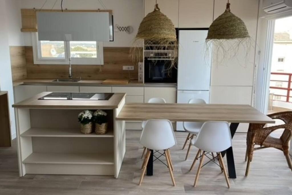 Kuchyňa alebo kuchynka v ubytovaní Precioso apto Miami primera linia playa cala de las Sirenas, con WIFI y NETFLIX, adecuado para teletrabajar