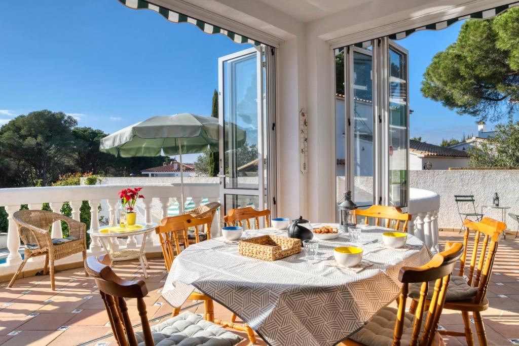 Reštaurácia alebo iné gastronomické zariadenie v ubytovaní Aigues