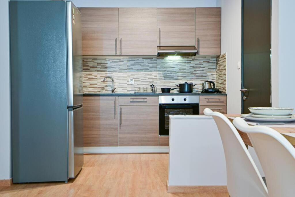 Kuchyň nebo kuchyňský kout v ubytování Modern flat in the heart of Port of Piraeus (D2)