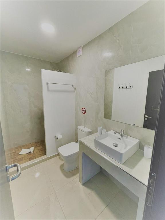 Ένα μπάνιο στο Bamboo Suites Hotel