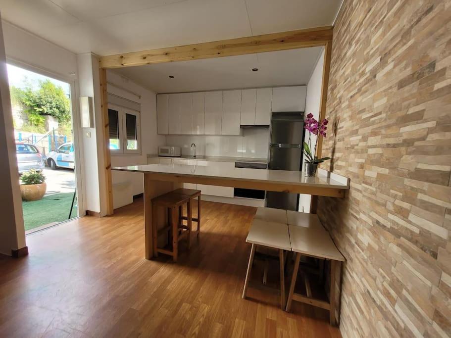 una cocina con una gran isla en una habitación en Acogedora casa con vistas panorámicas de vigo en Vigo