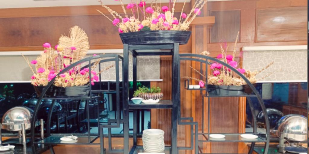 Un restaurante u otro lugar para comer en Polo Floatel Kolkata