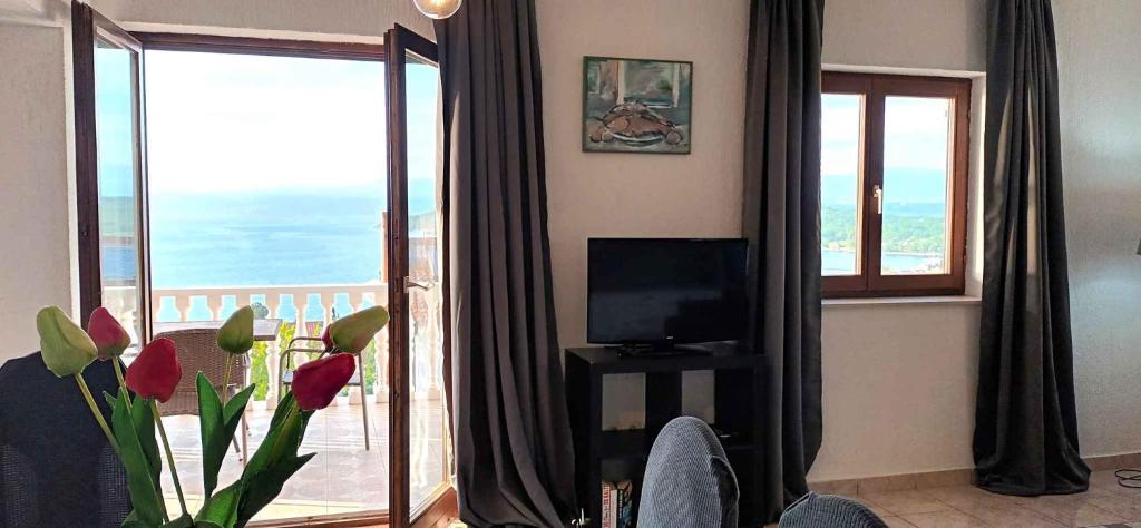 Televízia a/alebo spoločenská miestnosť v ubytovaní Apartment in Njivice/Insel Krk 13320