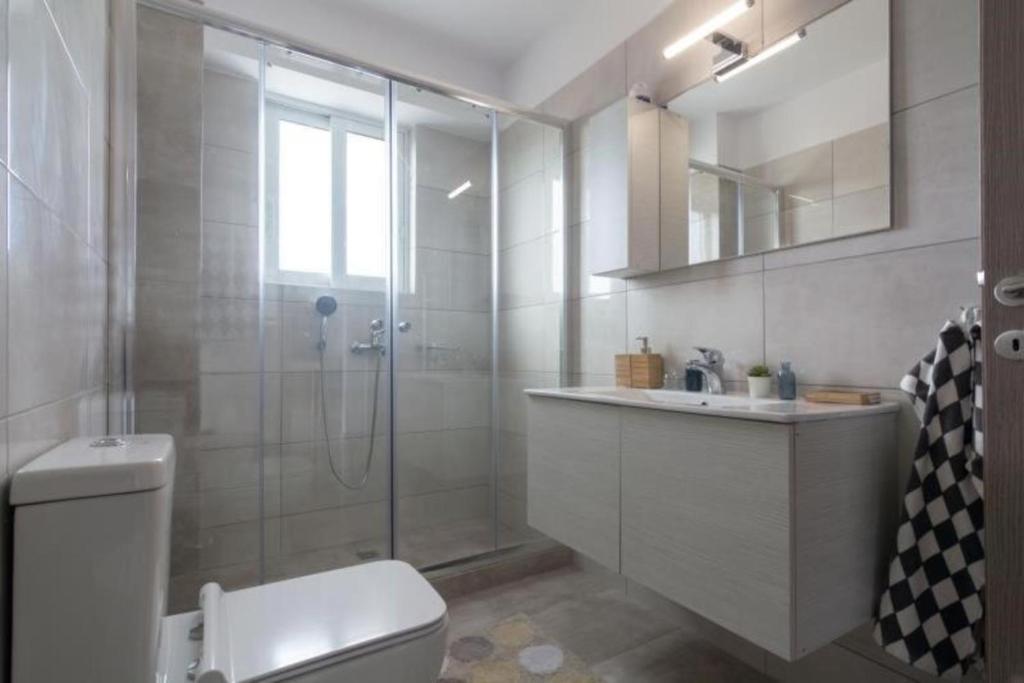Koupelna v ubytování New spacious apartment located in Piraeus