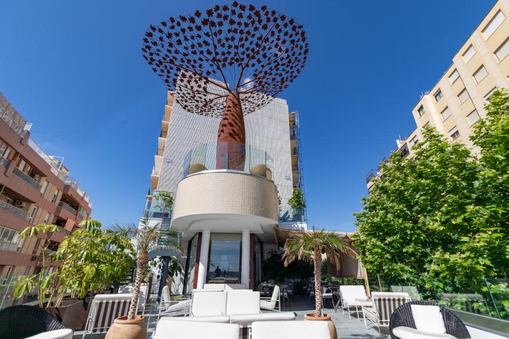 um edifício com uma escultura em frente em Maison Marineta em Denia