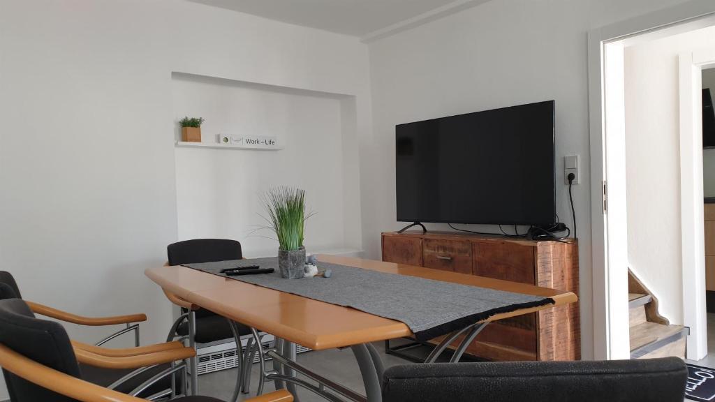 TV a/nebo společenská místnost v ubytování Ferienhaus Im Gäßchen