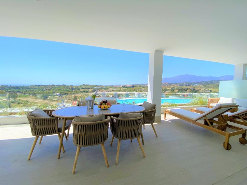 Bazén v ubytovaní Luxurious holiday apartment near Puerto Banus alebo v jeho blízkosti