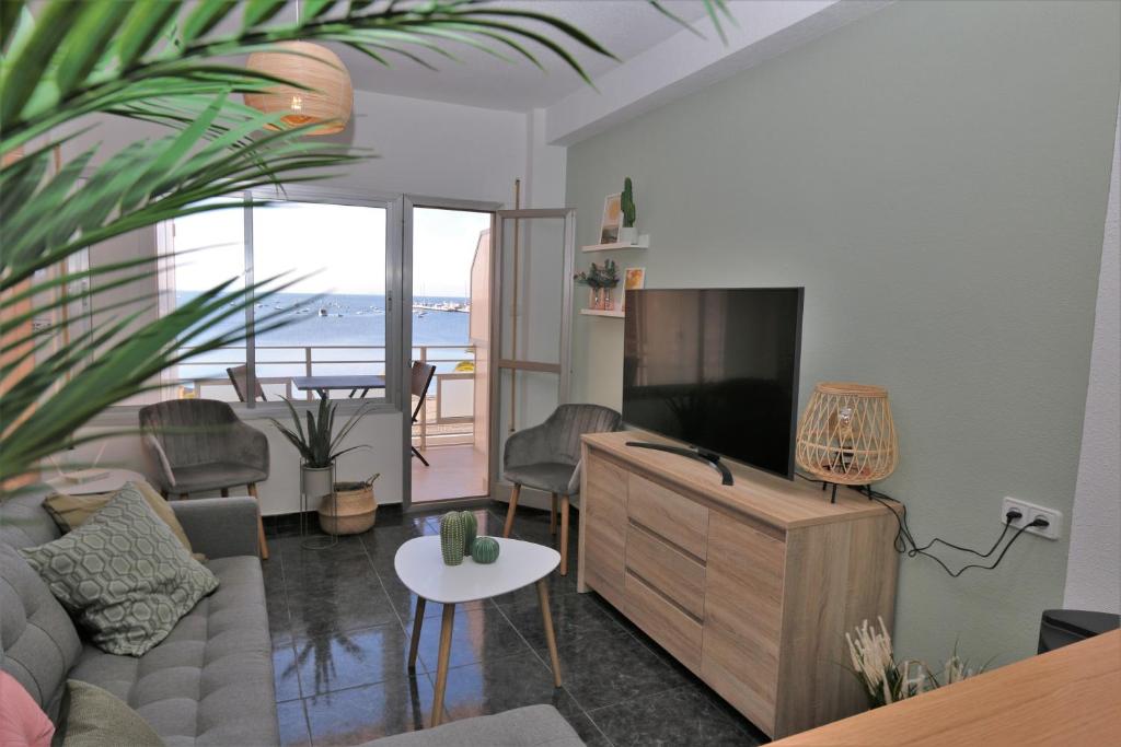 TV a/nebo společenská místnost v ubytování On the beach with sea view & promenade San Pedro del Pinatar VDE-075