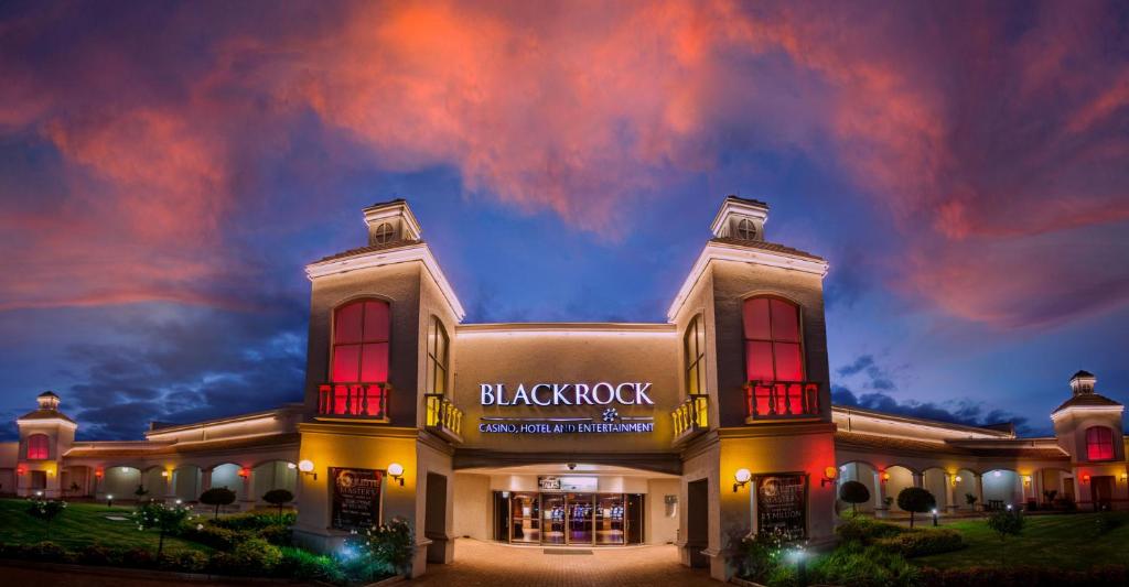ein schwarzes Felsengebäude mit einem wolkigen Himmel in der Nacht in der Unterkunft Blackrock Hotel in Newcastle