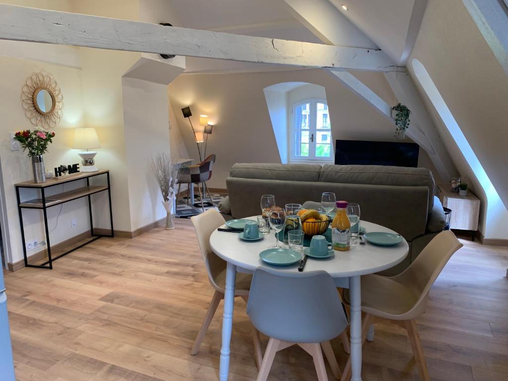 un salon avec une table et un canapé dans l'établissement APPARTMENT AU COEUR DU CENTRE HISTORIQUE 2 CH., à Bergerac