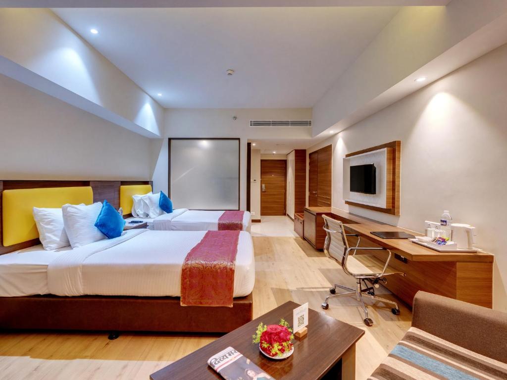 Postel nebo postele na pokoji v ubytování Amarpreet, Chhatrapati Sambhajinagar - AM Hotel Kollection
