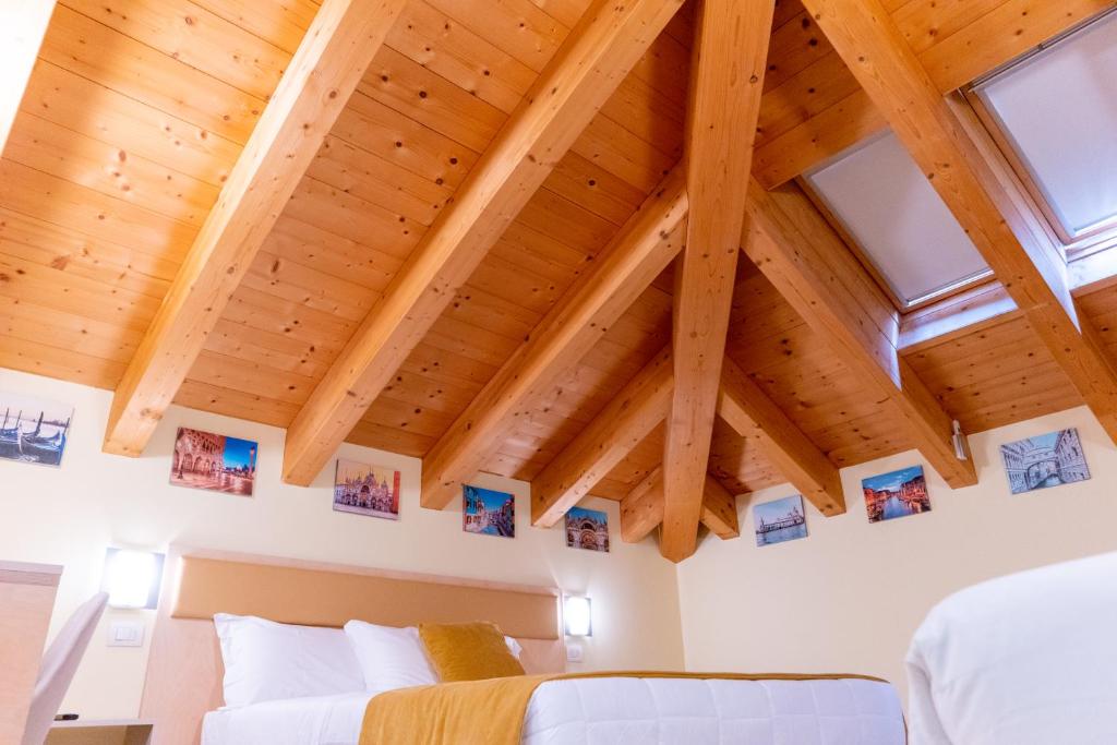 a room with wooden ceilings and wooden beams at Hotel Autoespresso Venice - Atika & Atif in Marghera