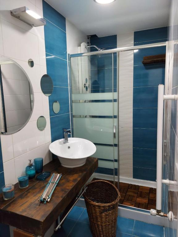 A bathroom at Raices