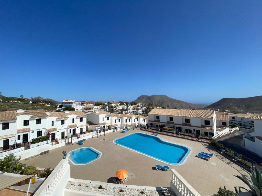 Kamer met uitzicht op een resort met 2 zwembaden bij Magnifico chalet en Chayofa in Chayofa