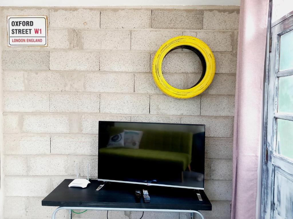 A television and/or entertainment centre at Loft con vista mare