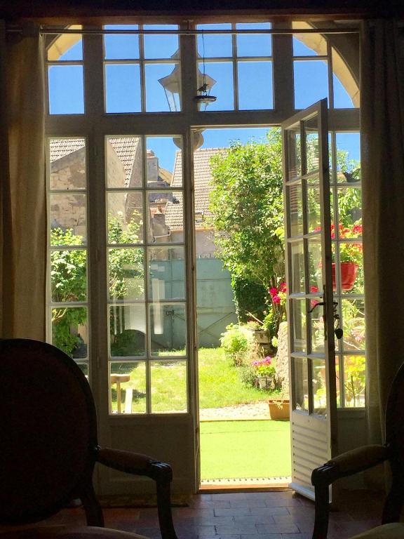 d'une porte ouverte avec vue sur le jardin. dans l'établissement La Treille Muscate, à Tannay