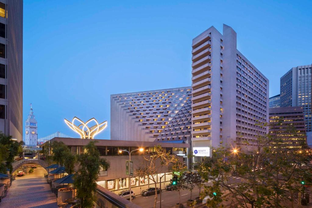 - une vue sur une ville de nuit avec des bâtiments dans l'établissement Hyatt Regency San Francisco, à San Francisco