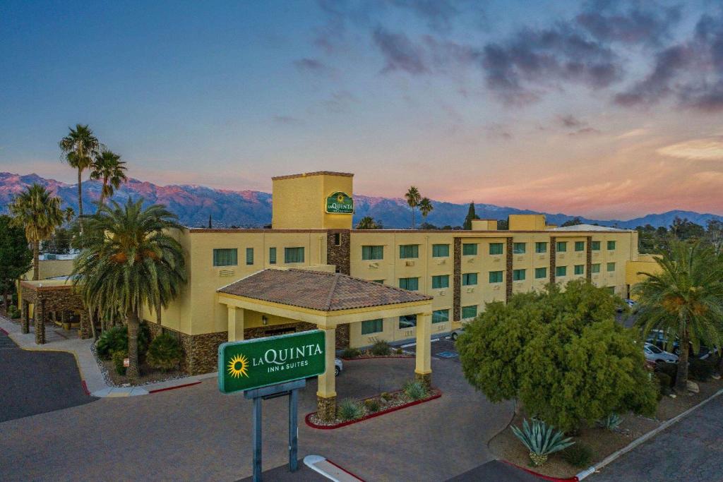 ein Hotel mit einem Schild vor einem Gebäude in der Unterkunft La Quinta by Wyndham Tucson - Reid Park in Tucson