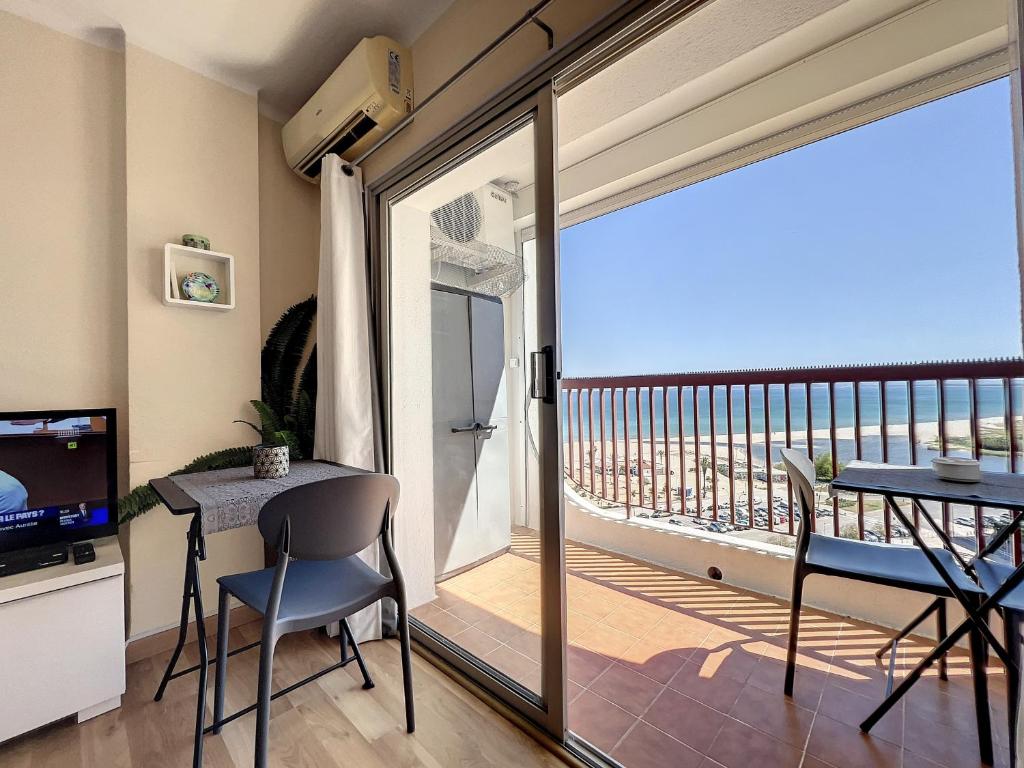 艾姆布里亞布拉瓦的住宿－ALBATROS 12-B estudio con vista mar，客厅设有带桌椅的阳台