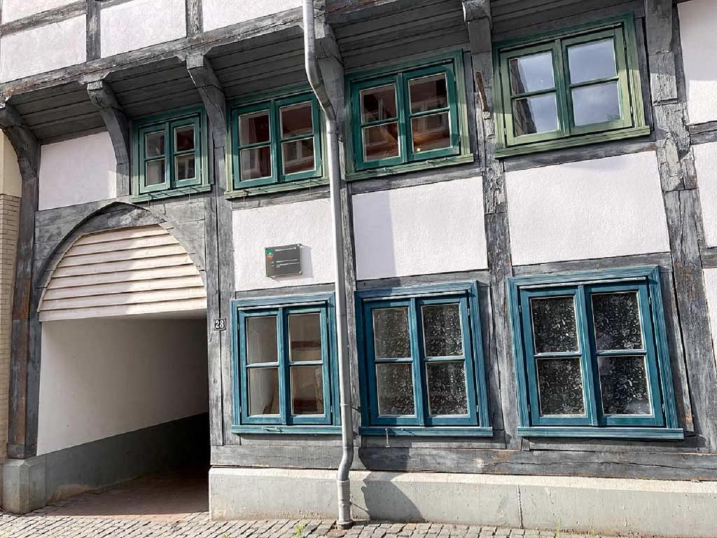 un edificio con ventanas verdes y blancas. en Northeim II, en Northeim