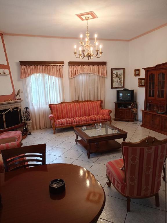 sala de estar con sofá rojo y mesa en Porcelanico Villa, 