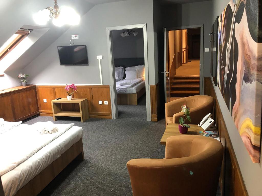 a hotel room with a bed and a tv at Svájci Lak Panzió in Nyíregyháza