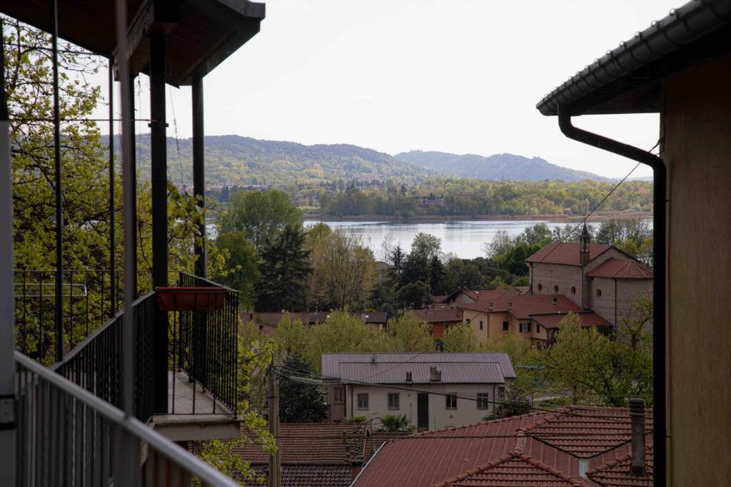 - Balcón de casa con vistas al lago en [Vista lago]-Appartamento funzionale con vista, en Varese