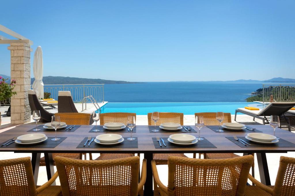 En restaurang eller annat matställe på Luxury Villa Penelope with pool at Kerasia, Corfu