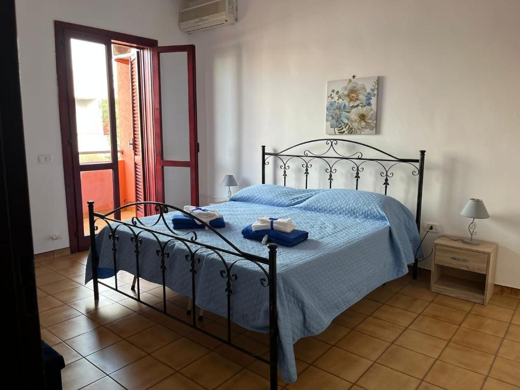 una camera da letto con un letto e due asciugamani di Caravaggio Apartment a Porto Cesareo