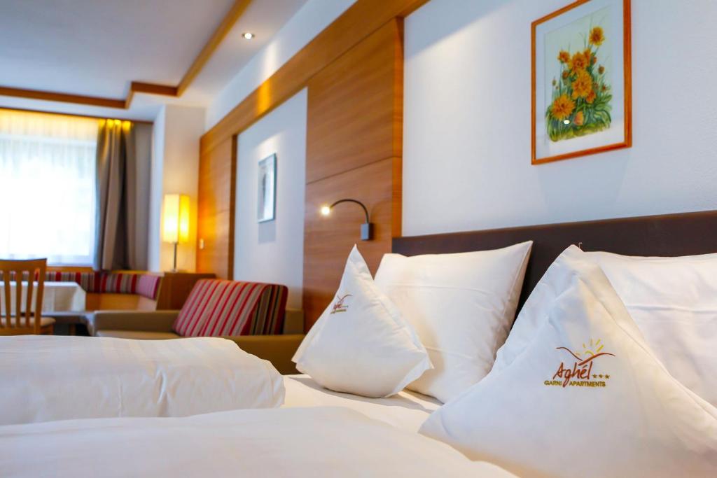 Postel nebo postele na pokoji v ubytování Hotel Garni Aghel