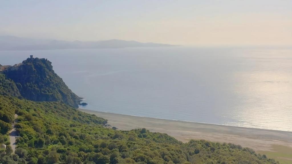 uma vista para a praia e para o oceano em L'Elementariu em Nonza