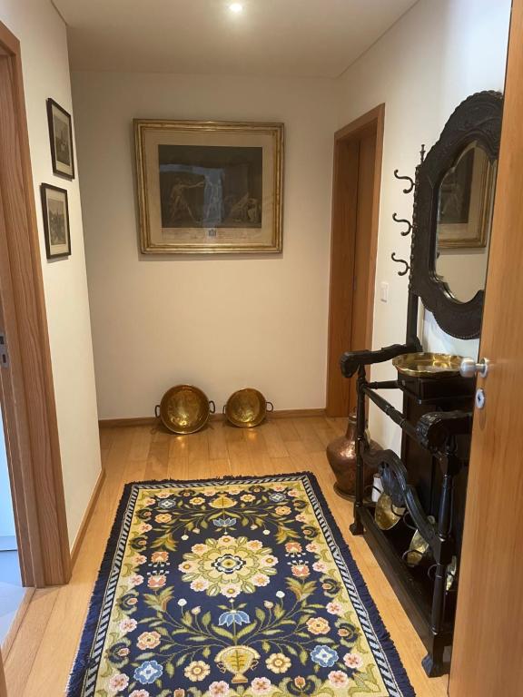 Habitación con alfombra en el suelo y espejo en Casa Lavanda, en Évora