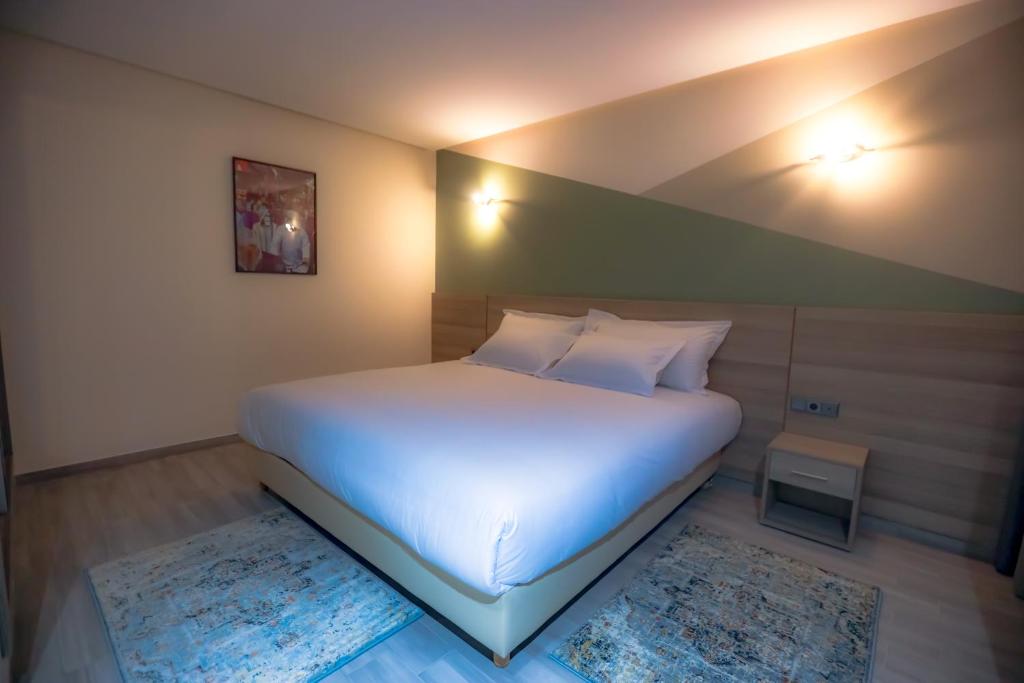 Postel nebo postele na pokoji v ubytování HOTEL BELLE VUE MEKNES