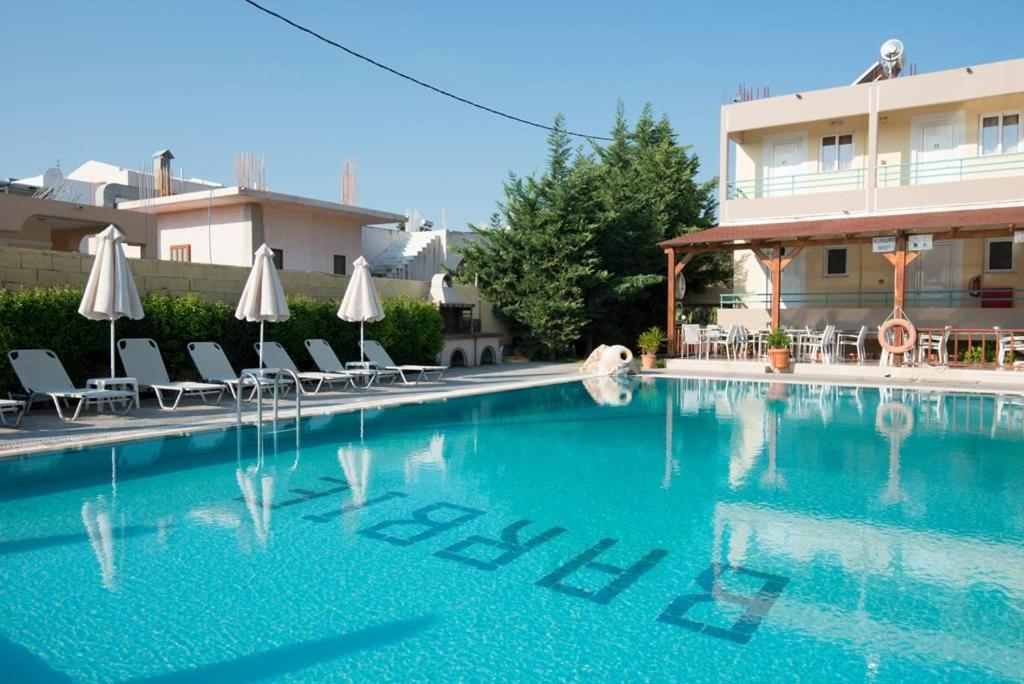 Bazén v ubytování Barbie Hotel Apartments nebo v jeho okolí